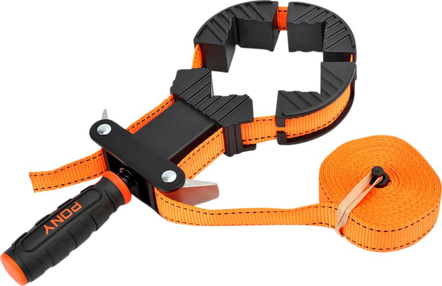 Une sangle d'arrimage orange avec poignée et mécanisme à cliquet pour sécuriser et fixer des objets, enroulée.