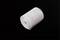 Un bandage élastique blanc, enroulé, sur un fond noir.