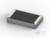 Petit puce électronique rectangulaire avec un dessus noir et des côtés métalliques. L'appareil est posé sur un fond blanc.