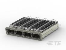 Un commutateur réseau modulaire à plusieurs ports avec des ailettes de refroidissement, sur un fond blanc.