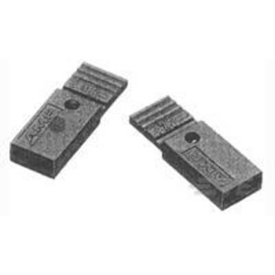 Deux pièces rectangulaires noires en métal, avec des extrémités striées et deux trous chacune. Elles sont posées côte à côte sur un fond blanc.