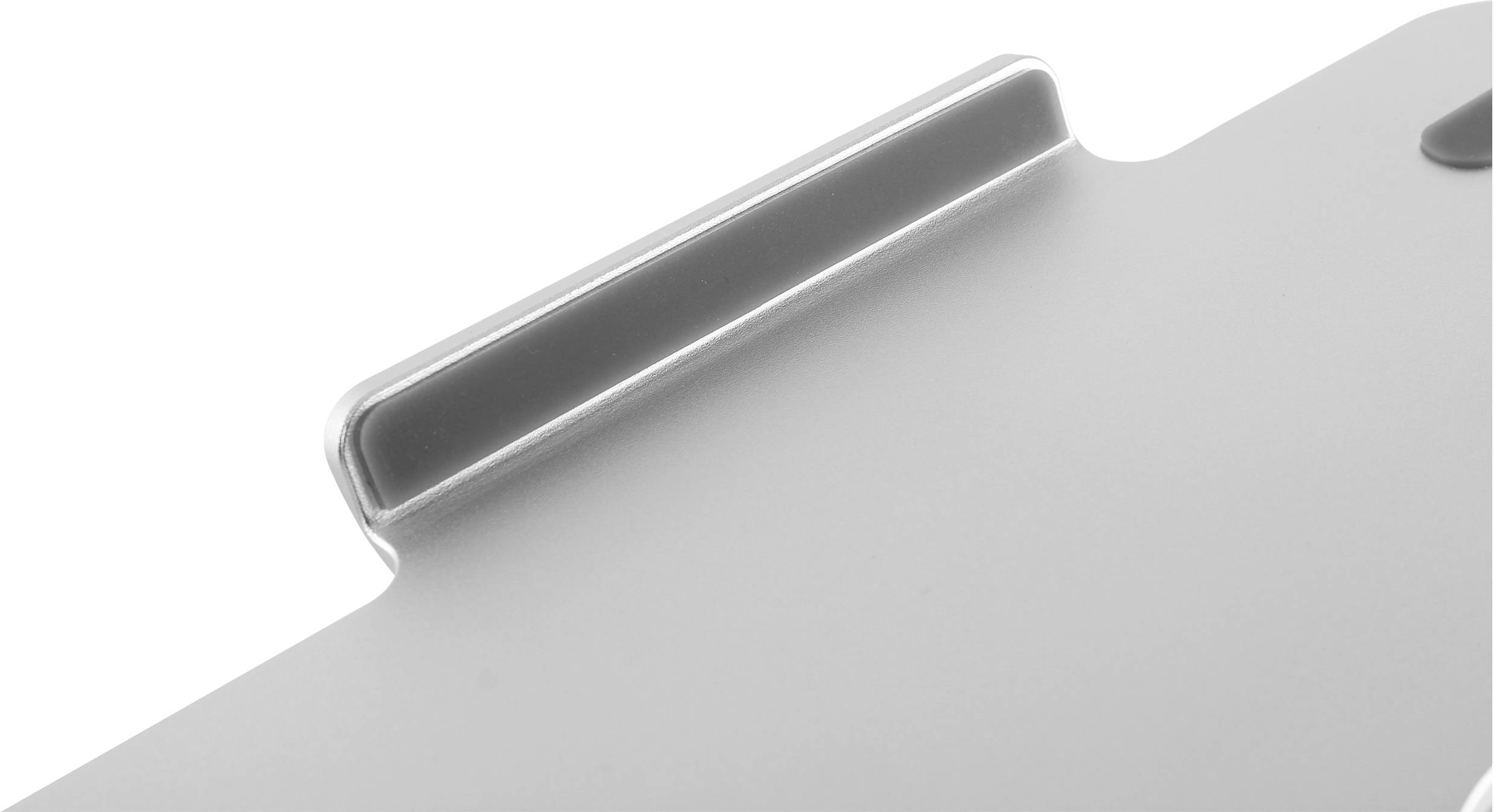 Une surface métallique argentée avec un bord surélevé et allongé sur un côté.