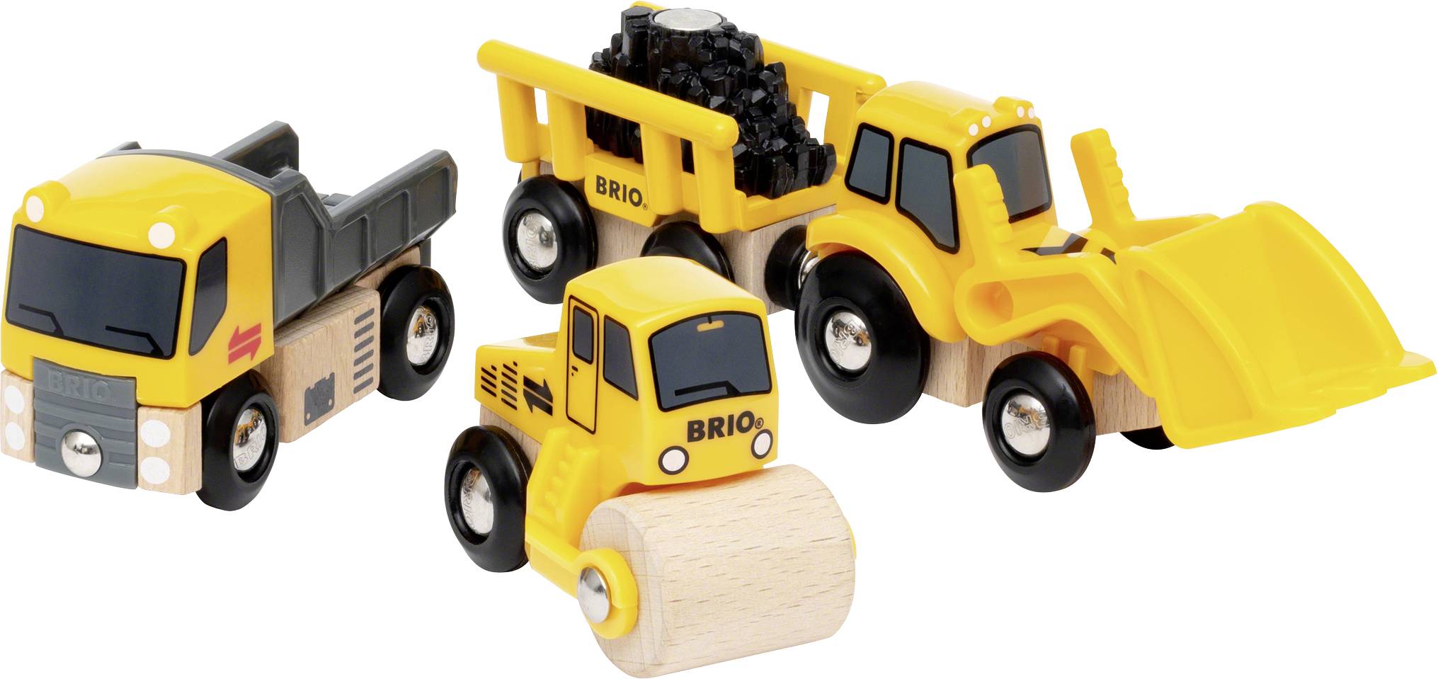 Trois engins de construction jouets jaunes en bois et en plastique, comprenant un camion benne, un bulldozer et une chargeuse sur roues, sur un fond blanc.