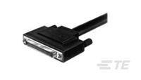 Un câble électrique noir avec une fiche rectangulaire, utilisé pour se connecter à des appareils techniques.