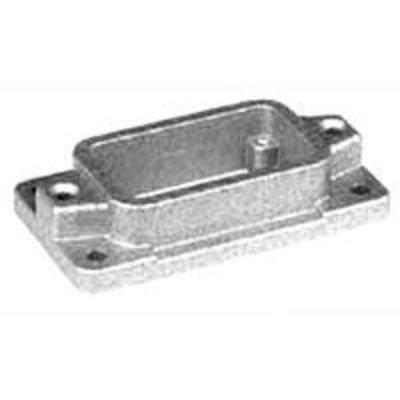 Un boîtier rectangulaire métallique pour composants électriques, présentant une ouverture et deux trous de fixation dans les coins supérieurs.