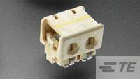 Un connecteur électrique blanc sur un fond gris, avec plusieurs contacts métalliques visibles.