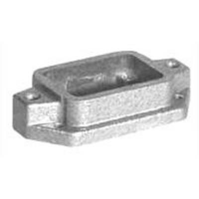 Objet métallique rectangulaire avec un bord surélevé et une zone intérieure creusée, probablement un composant ou un élément de connexion.