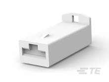 Un adaptateur USB blanc avec un port rectangulaire, posé sur un fond blanc.