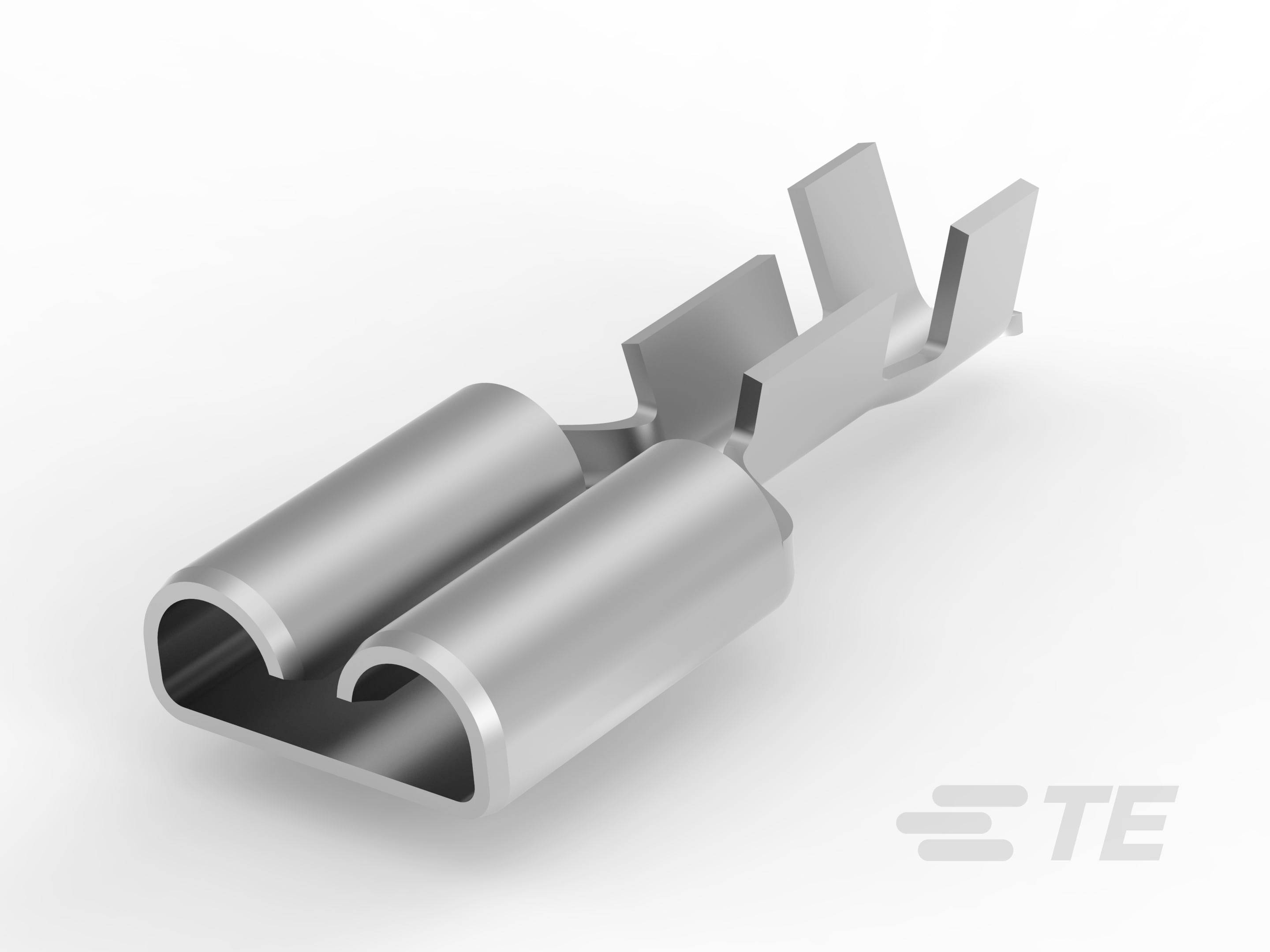 Un connecteur à douille plate en argent avec deux ouvertures étroites, utilisé pour les connexions électriques, sur un fond blanc.