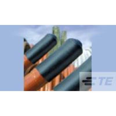 Gros plan de trois tubes isolés devant un paysage flou suggérant une infrastructure énergétique.