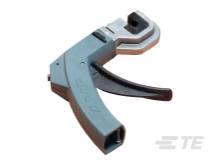 Une pince à sertir bleue pour connecteurs réseau avec poignée ergonomique, adaptée au sertissage de câbles.