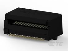 Un connecteur électrique noir avec plusieurs broches dorées, aligné horizontalement, sur un fond blanc.