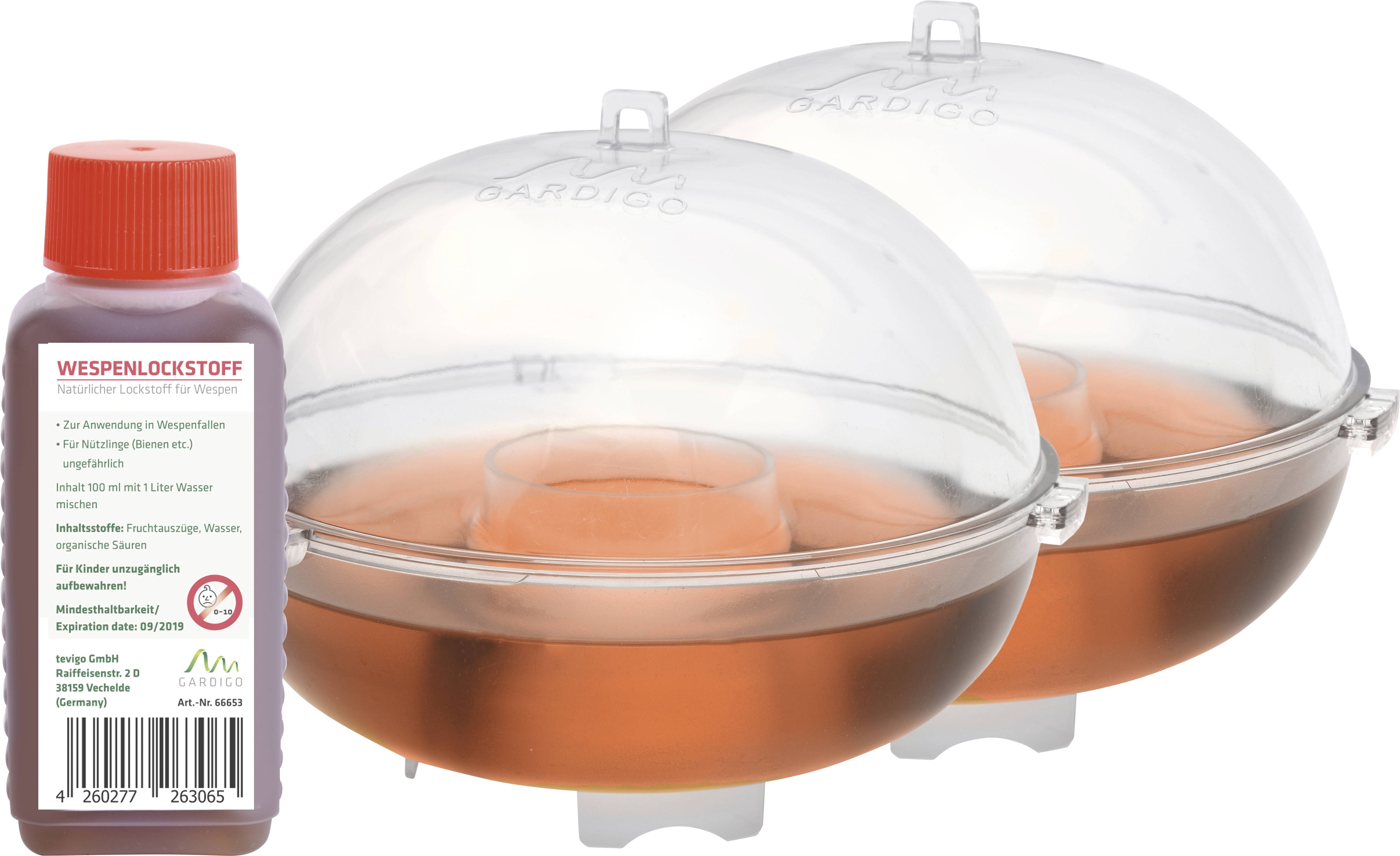 Deux pièges à guêpes ronds contenant un liquide orange, avec un couvercle transparent. À côté, une petite bouteille avec une étiquette rouge.