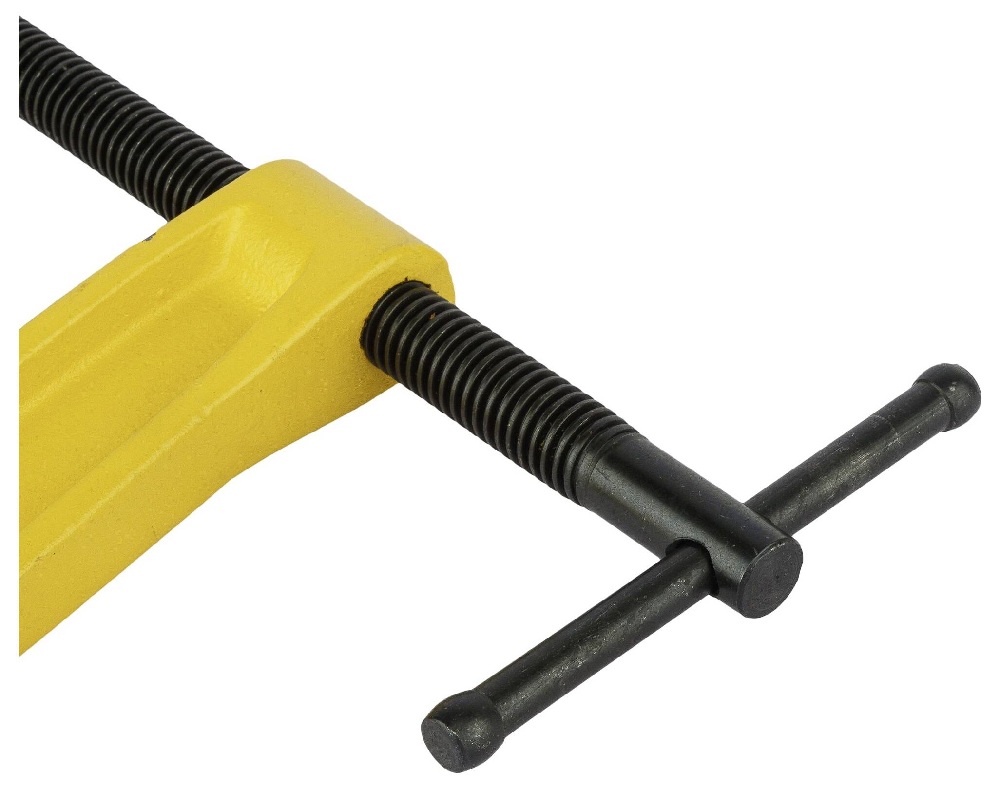 Une serre-joint jaune avec une vis noire et une poignée noire. Elle sert à maintenir des pièces en place lors du travail.