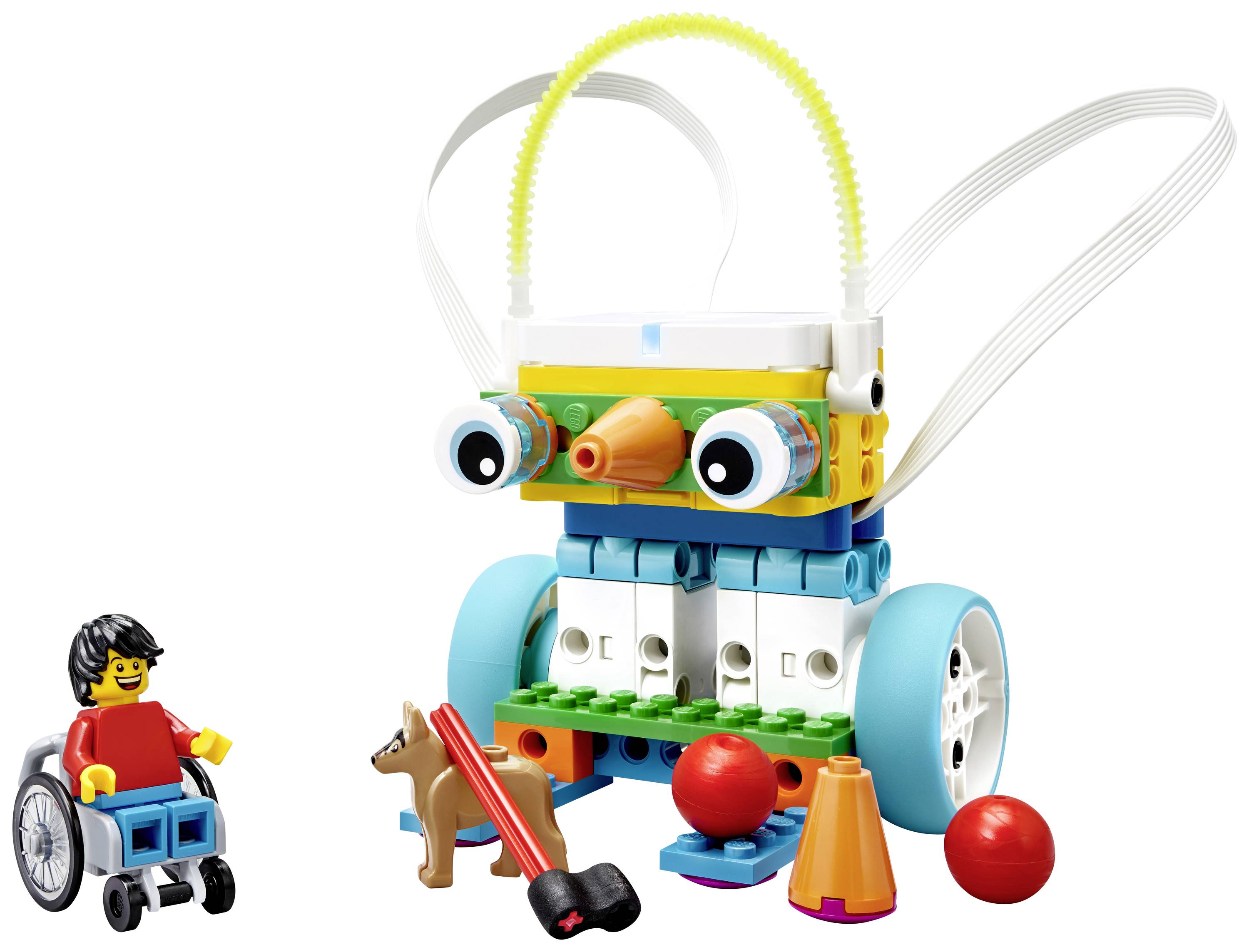 Chien robot en Lego avec des roues et de grands yeux, à côté d'un enfant en fauteuil roulant et de petites pièces de Lego.