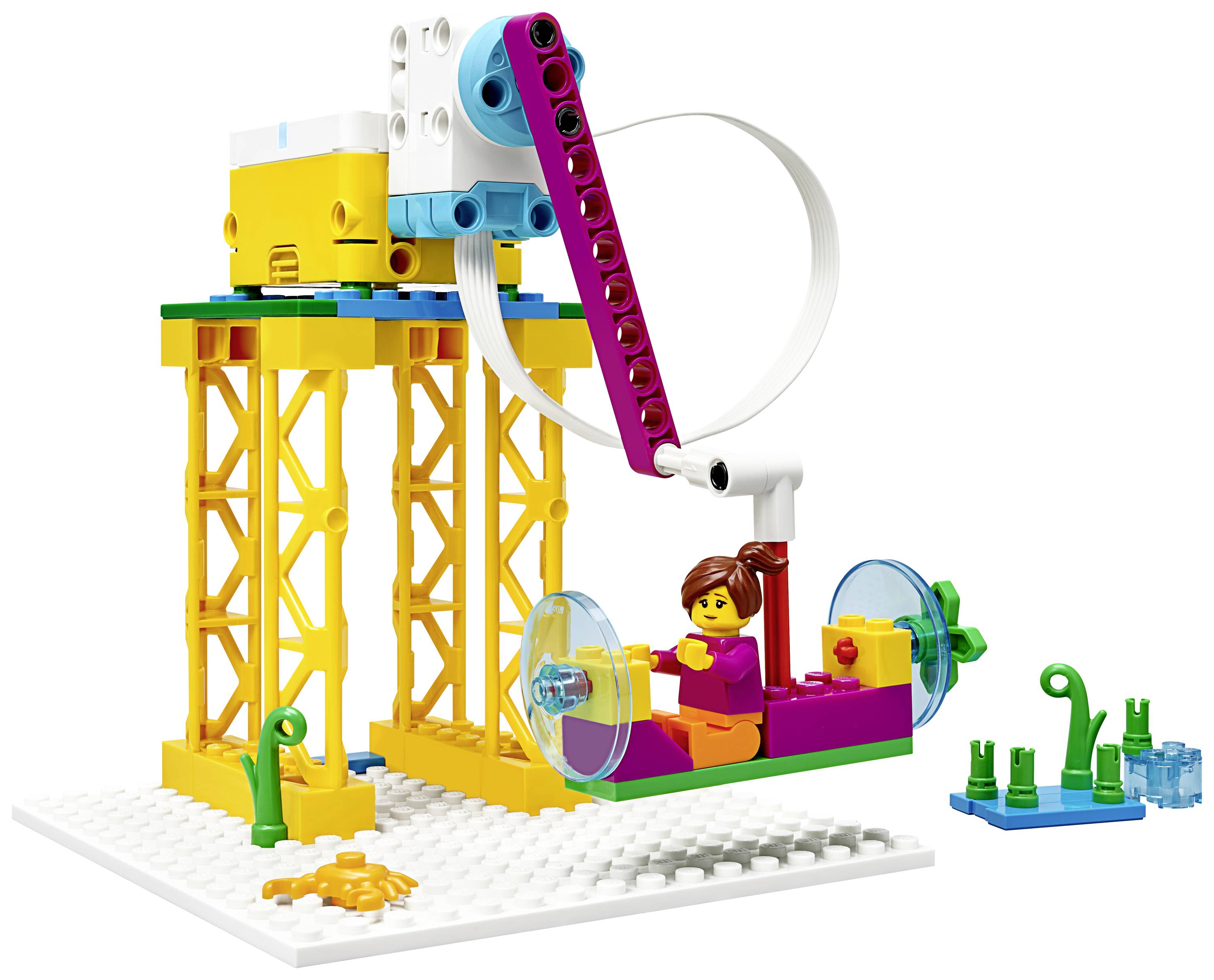 Une construction LEGO représente une fille dans un wagon de téléphérique, soutenu par une tour colorée.