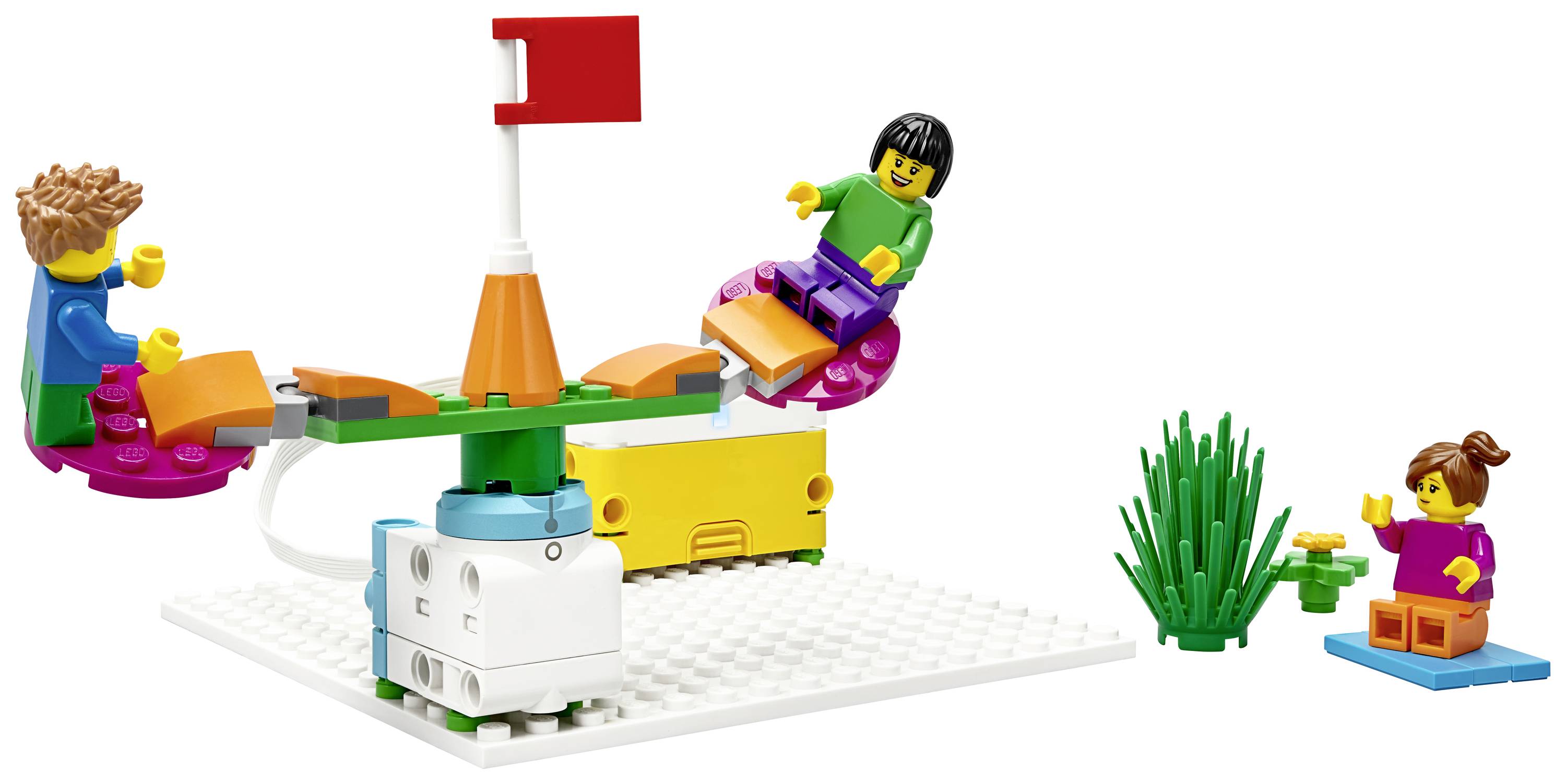 Des personnages d'enfants jouent sur un carrousel en blocs de construction colorés, une figurine est assise à côté avec une plante, colorée et joyeuse.