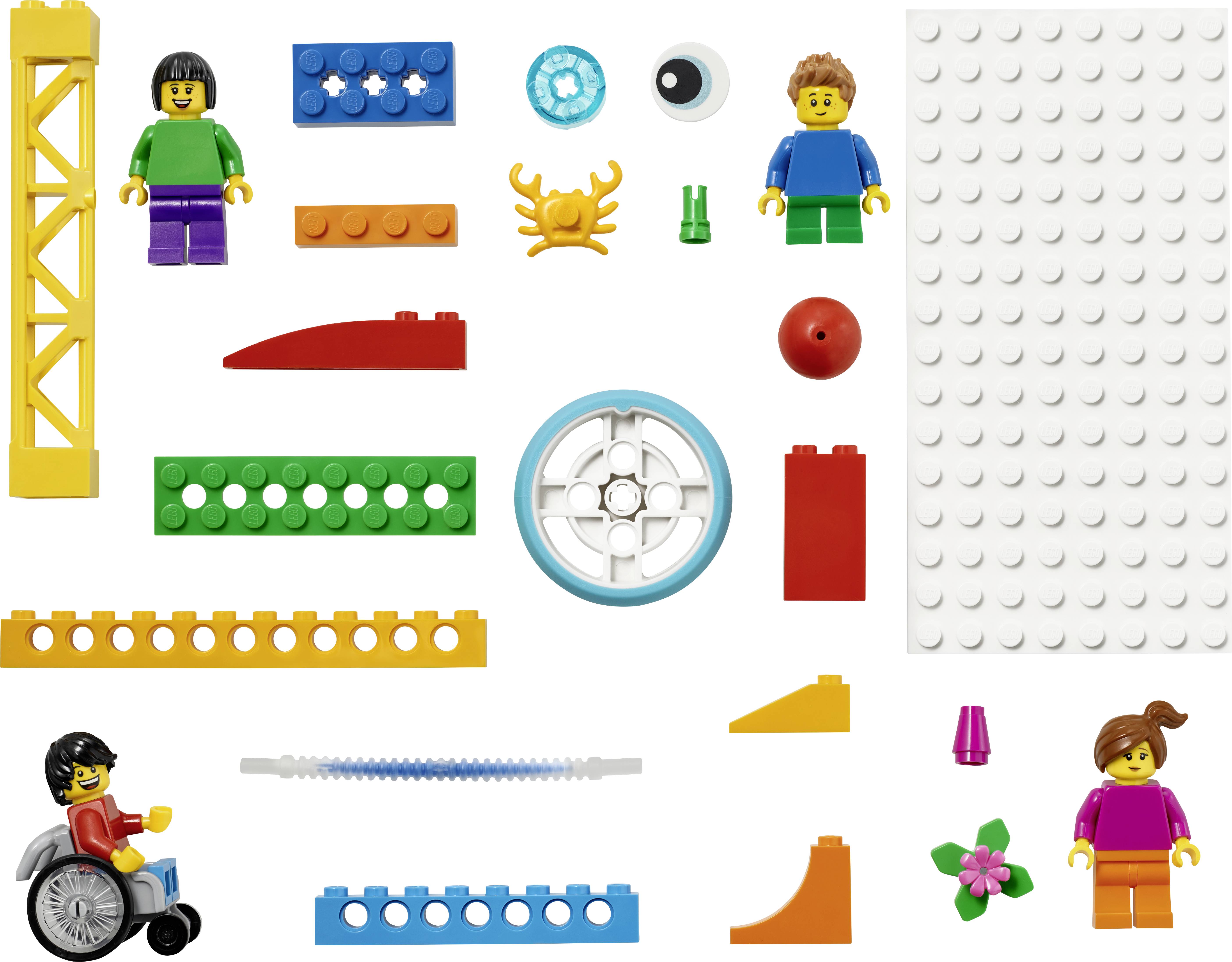 Différentes pièces LEGO de formes et de couleurs variées, incluant des figurines, des roues et des briques, réparties sur une surface.