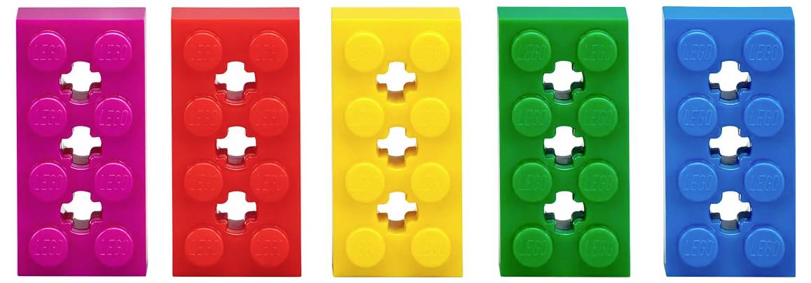 Cinq blocs de construction colorés dans les couleurs rose, rouge, jaune, vert et bleu, chacun avec deux trous au centre.