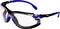 Lunettes de protection avec verre transparent, monture noire et bleue. Adaptées pour une utilisation dans des environnements industriels ou artisanaux.