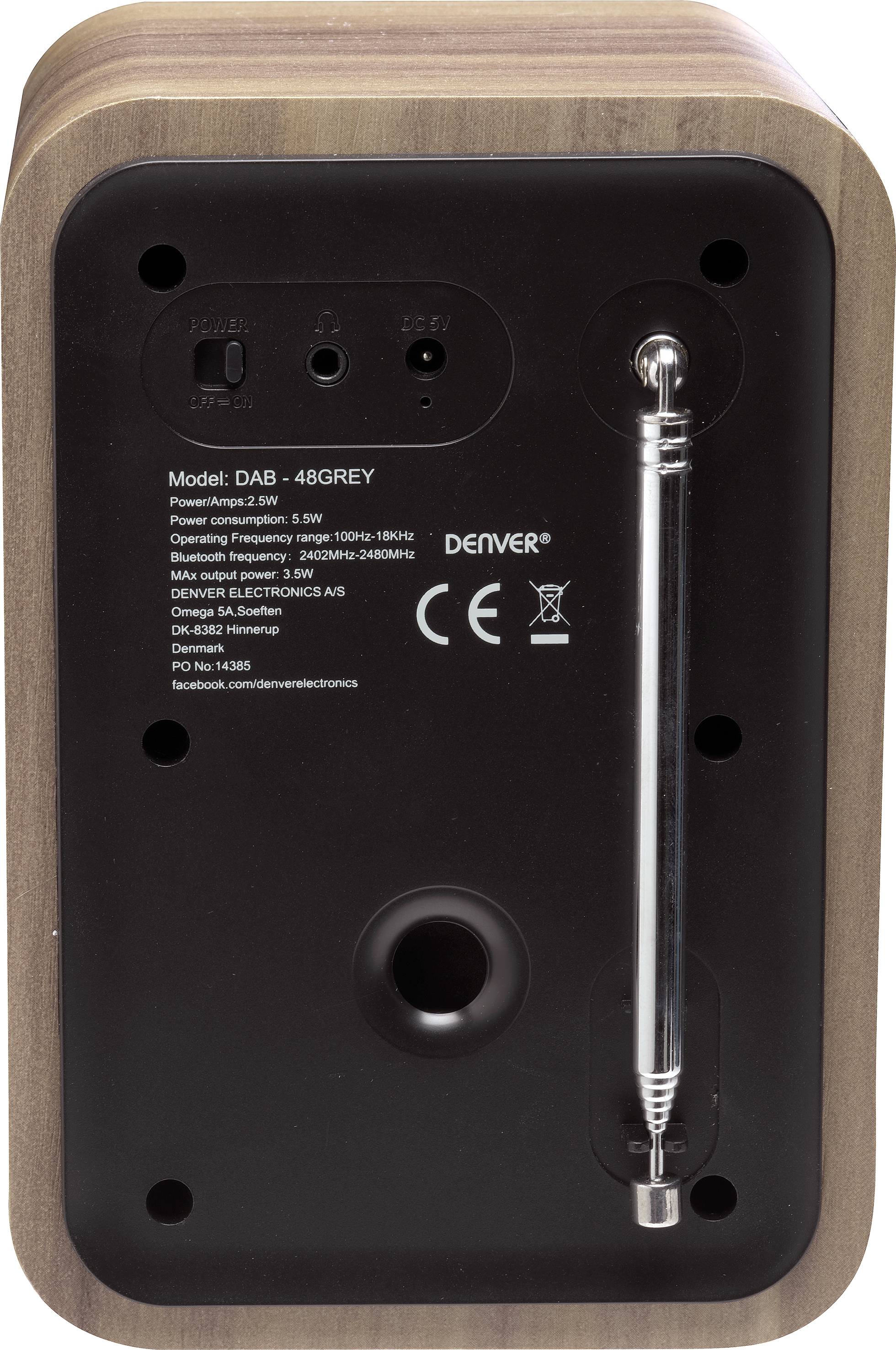 Le dos d'une radio DAB en bois avec des commandes noires, une antenne et des détails techniques concernant le numéro de modèle et les fréquences.