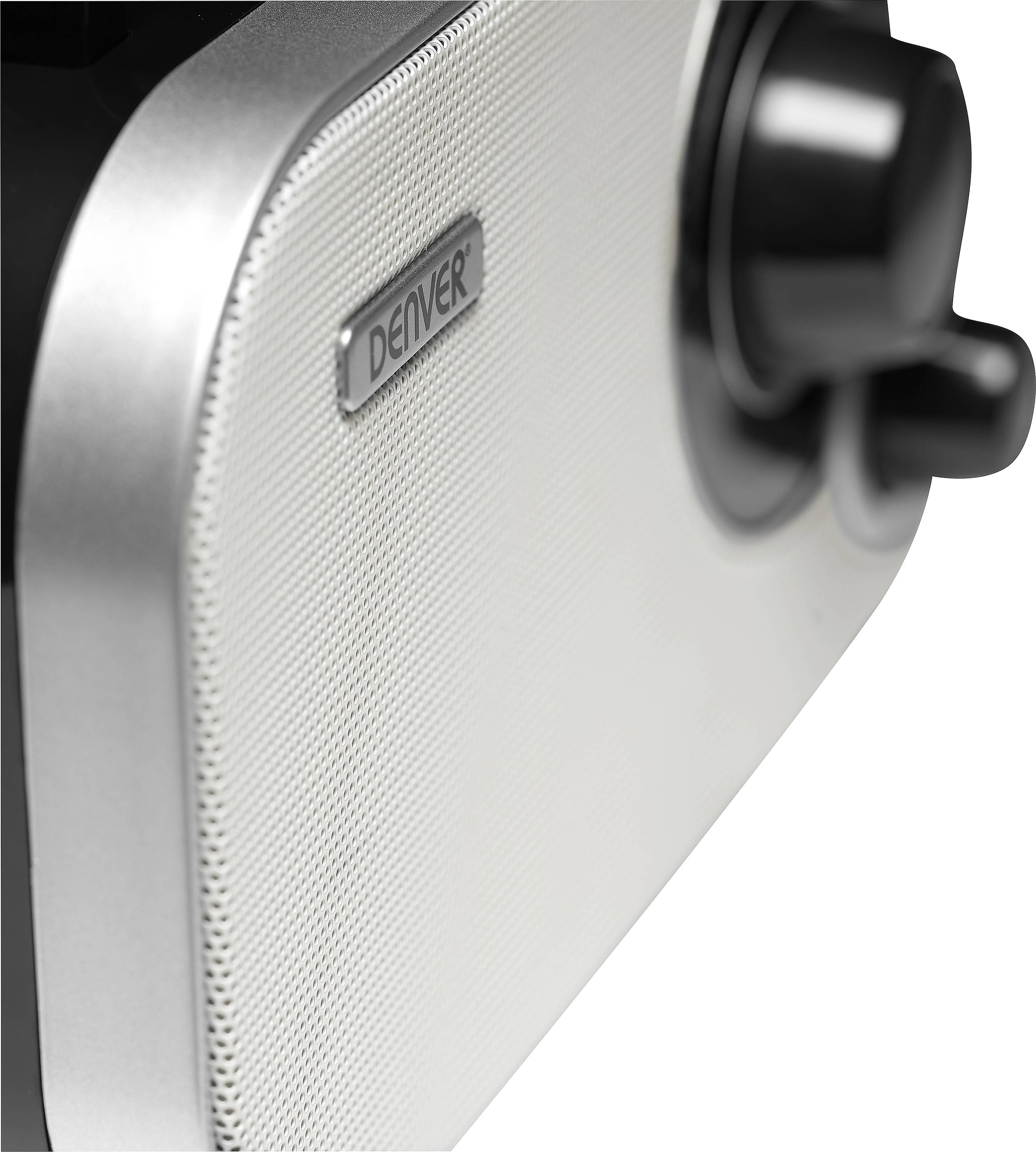 Gros plan d'un haut-parleur avec un boîtier métallique et un bouton sur le côté, portant la marque 'DENVER'.