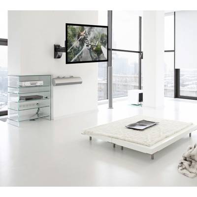 Salon lumineux avec des meubles modernes et minimalistes. Un grand téléviseur est accroché au mur. À l'extérieur, on aperçoit un paysage urbain hivernal.