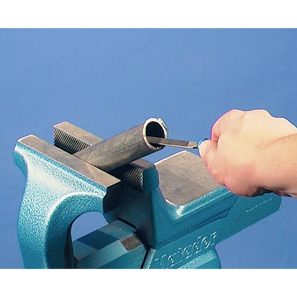 Une main lime un tube métallique fixé dans un étau bleu. L'arrière-plan est bleu.