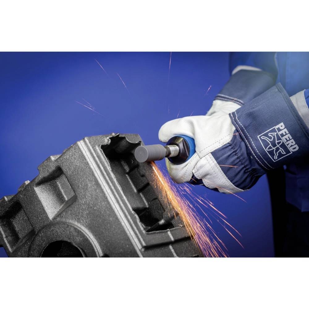 Une main gantée tient un outil de meulage qui travaille le métal et génère des étincelles, sur un fond bleu.