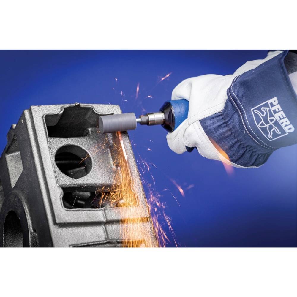 Une main gantée rectifie du métal avec une meuleuse, tandis que des étincelles volent. En arrière-plan, un dégradé bleu.