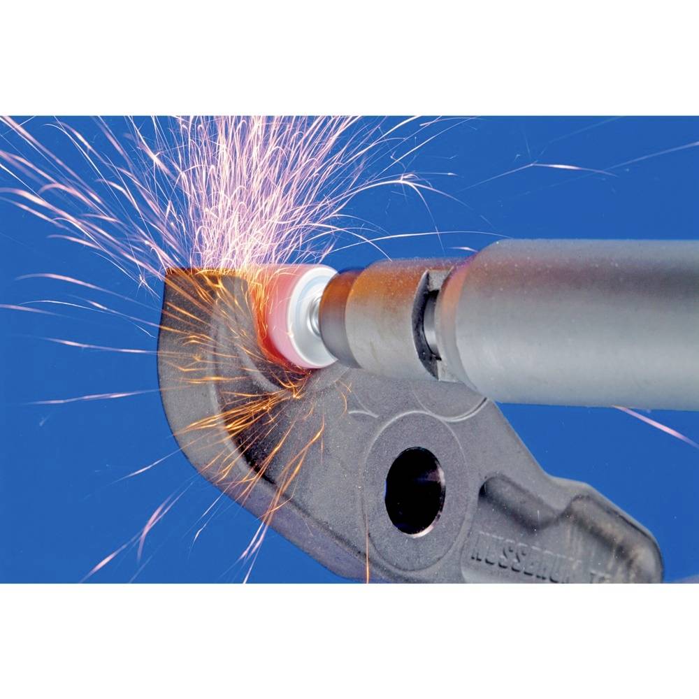 Un meuleuse d'angle produit des étincelles lors de la coupe d'une pièce métallique.