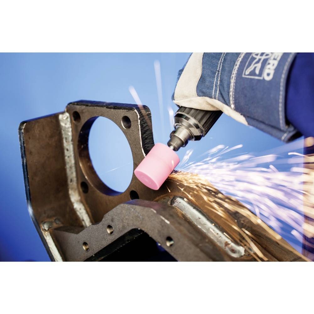 Un ouvrier métallurgiste ponce une surface métallique à l'aide d'un outil électrique. Des étincelles jaillissent de la meule dans un environnement d'atelier.