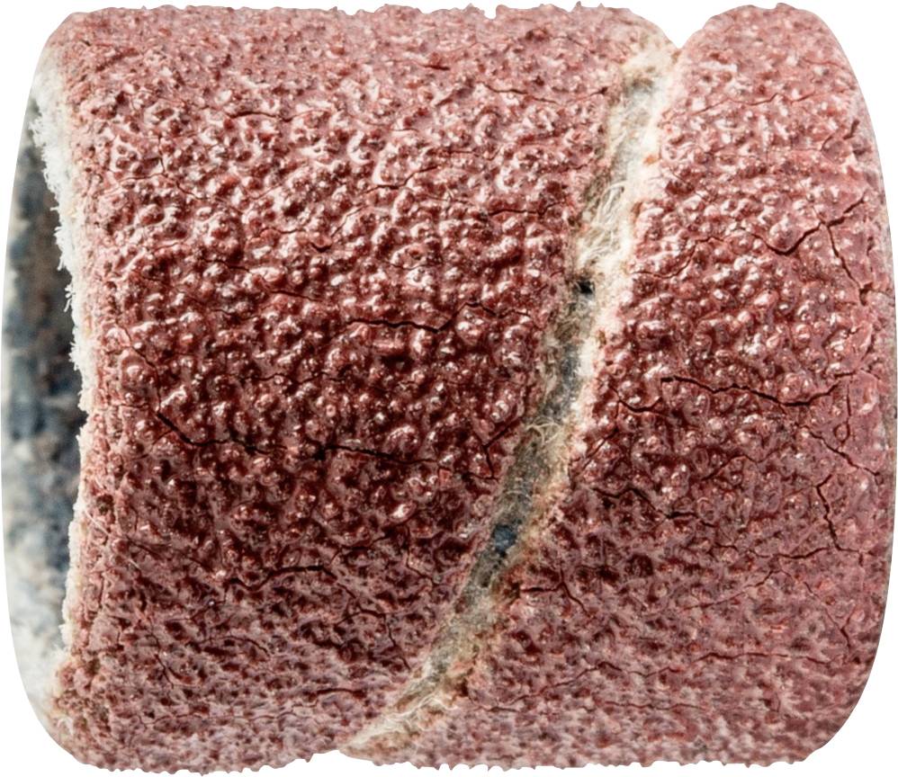Gros plan d'un ruban abrasif rouge-brun à texture granuleuse. Le ruban est enroulé en forme de cylindre.