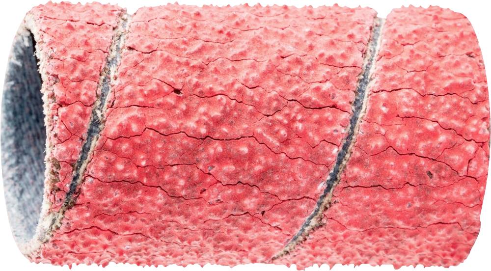 Gros plan sur une mèche de cheveux rouge avec une surface rugueuse et endommagée, révélant des pointes fourchues et des signes potentiels de dommages capillaires.