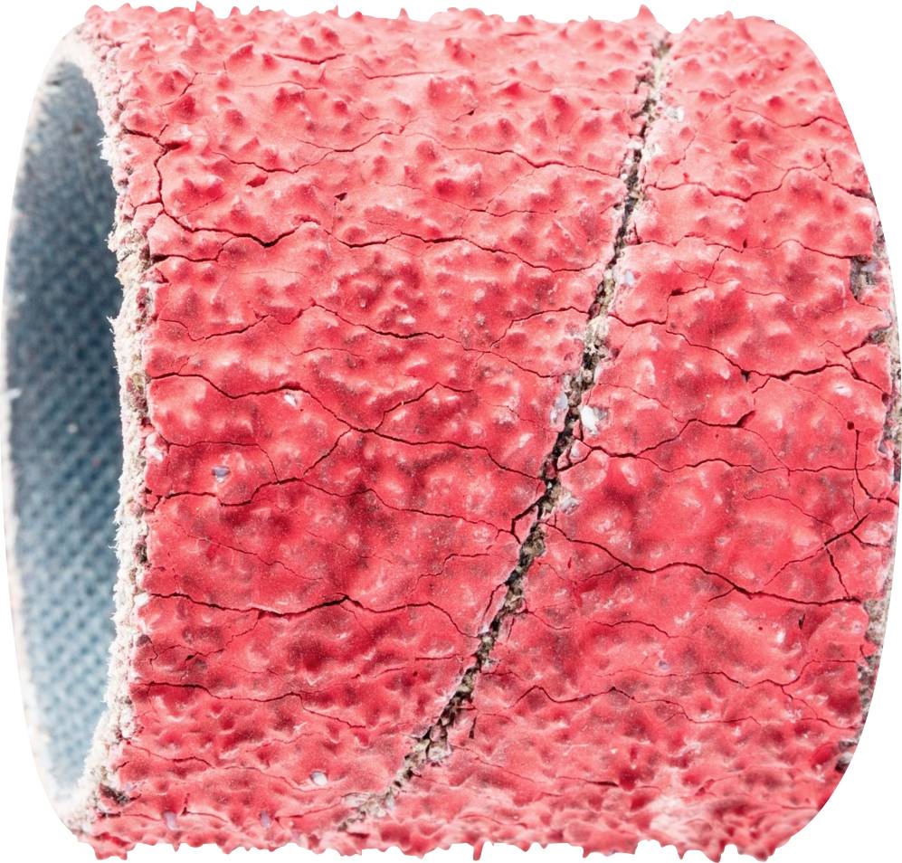 Gros plan d'un rouleau de texture rouge à surface rugueuse et à couture diagonale, probablement utilisé pour des techniques artistiques.