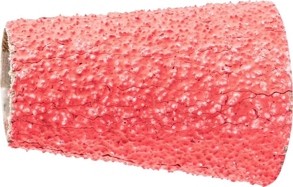 Un bandage de plâtre teinté en rouge, présentant une surface rugueuse et texturée. Il est cylindrique et semble robuste.