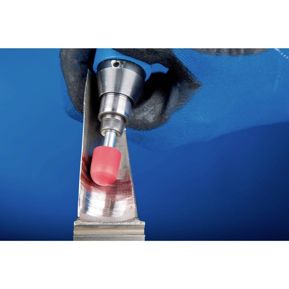 'Gros plan d'une main tenant un outil électrique avec une tête de meulage rotative pour polir du métal.'