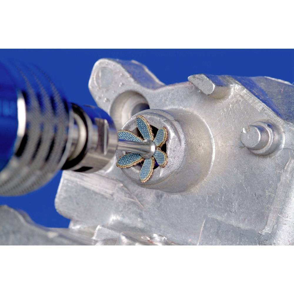 Un outil rotatif usiné le métal dans un gros plan, montrant l'usinage précis d'un petit composant complexe.