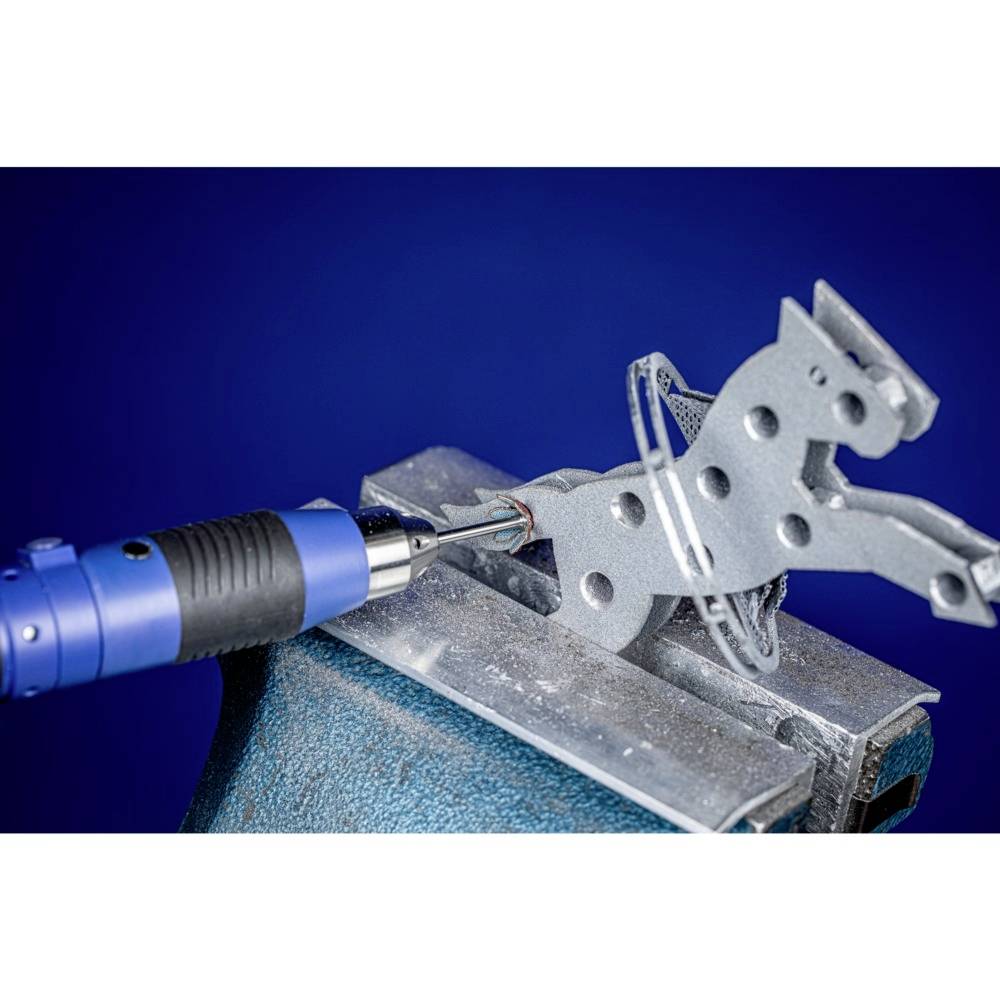 Un fil de soudure travaillant sur une sculpture de fil représentant une licorne, fixé dans un étau.