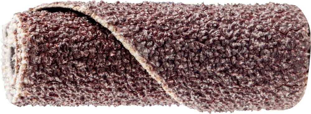 Gros plan sur un rouleau de papier abrasif présentant un grain grossier brun-rouge foncé, enroulé et prêt à être utilisé pour le ponçage de surfaces.