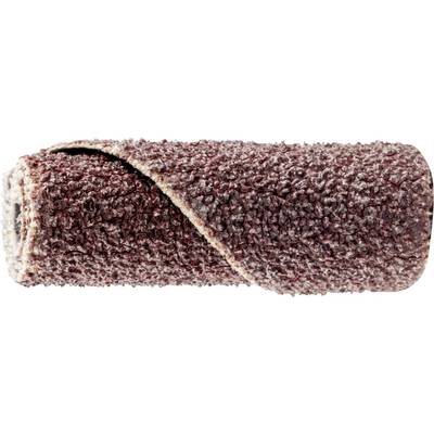 Gros plan sur un rouleau de papier abrasif présentant un grain grossier brun-rouge foncé, enroulé et prêt à être utilisé pour le ponçage de surfaces.