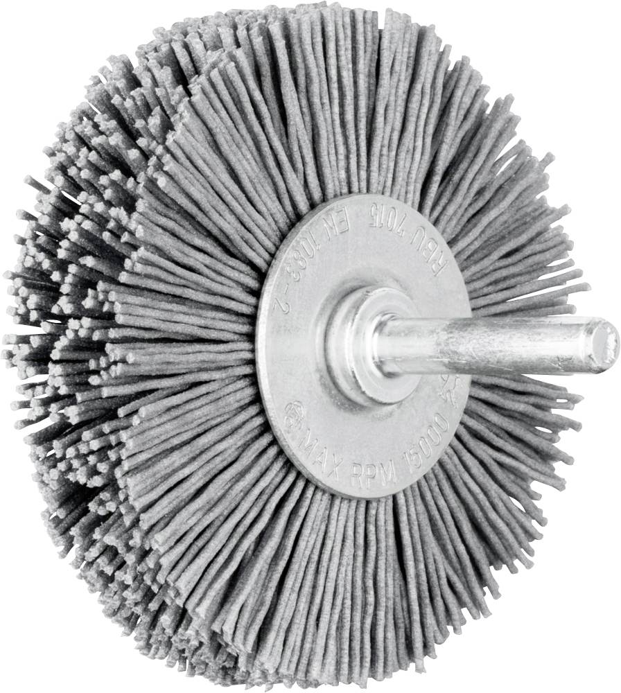 Une brosse métallique ronde avec support de manche, destinée au nettoyage des métaux. Les poils sont fabriqués en fil métallique fin.