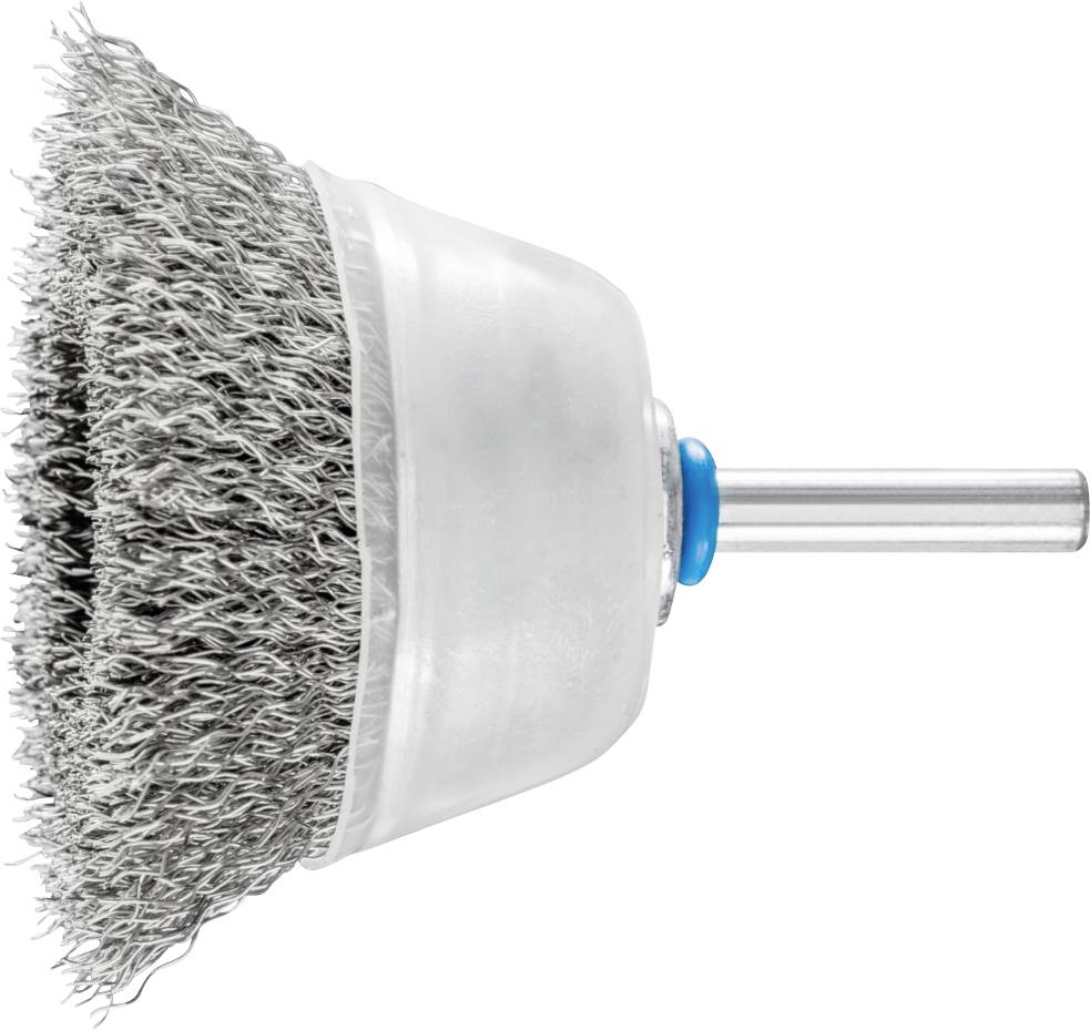 Gros plan sur une brosse métallique circulaire avec des poils en métal pour perceuse, utilisée pour le nettoyage ou l'élimination de la rouille.