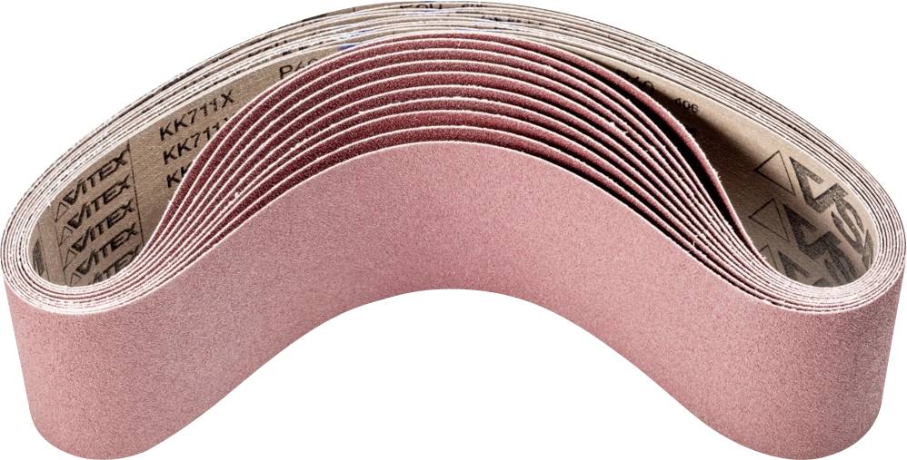 Bande abrasive rose, courbée, montrant une texture de grain. Principalement utilisée pour le ponçage du bois ou du métal.