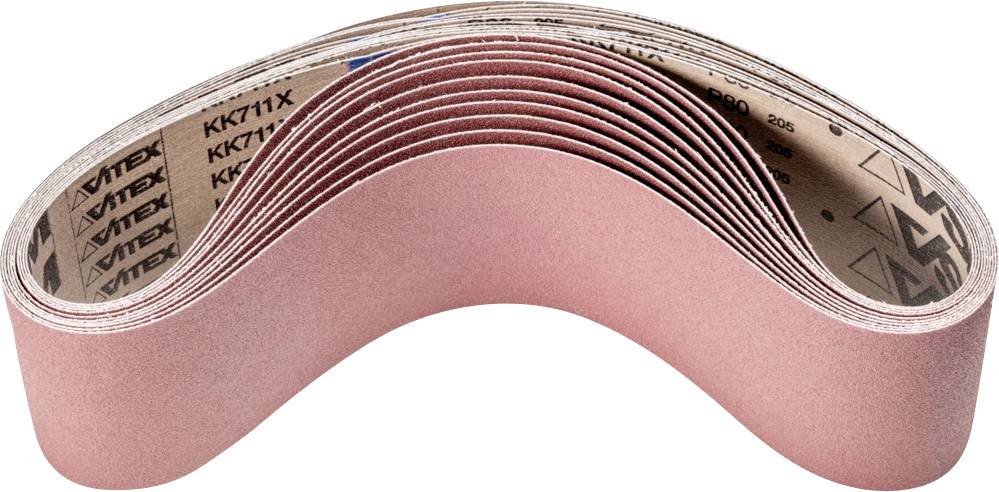 Une bande abrasive courbée en demi-lune, montrant la surface rugueuse à l'extérieur et le côté plus lisse avec impression à l'intérieur.