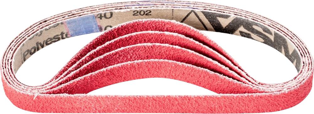 Un ruban abrasif rouge, enroulé serré, avec une inscription intérieure et un grain fin, adapté aux travaux de ponçage.