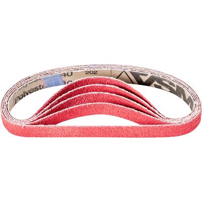 Un ruban abrasif rouge, enroulé serré, avec une inscription intérieure et un grain fin, adapté aux travaux de ponçage.