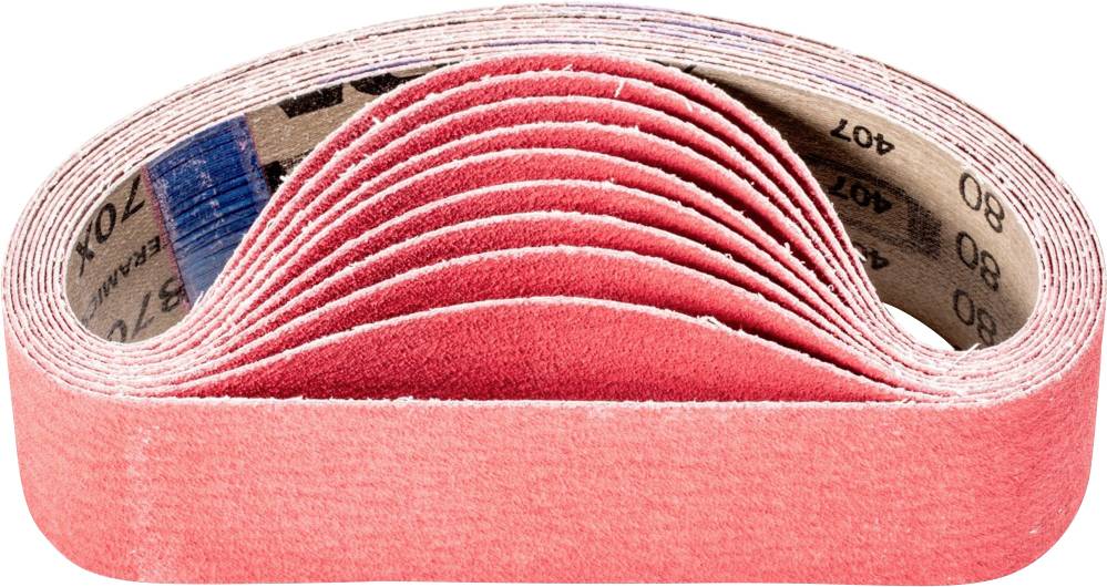 Une pile de feuilles de papier de verre rouge étalées en éventail, vue de côté.