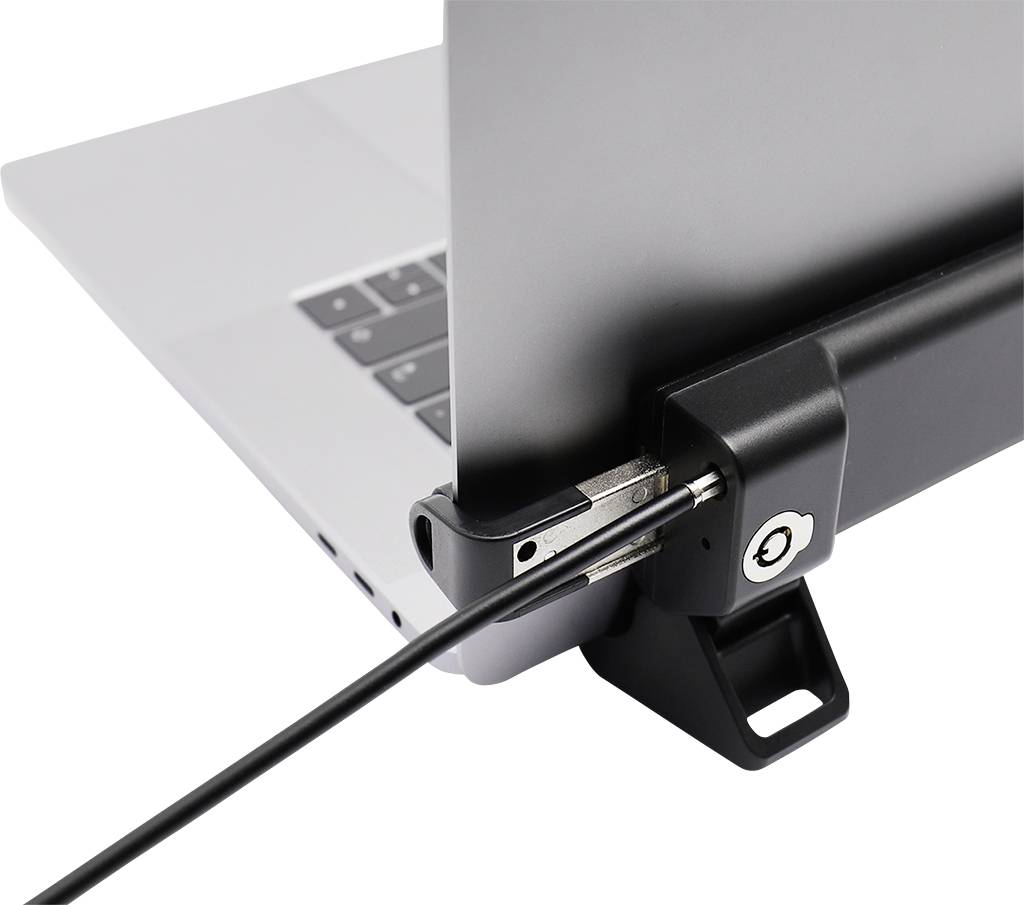 Un ordinateur portable est sécurisé par un dispositif antivol. Un câble relie le dispositif, qui est fixé au coin de l'ordinateur portable.