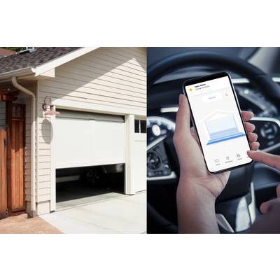 Une garage dont la porte est à moitié ouverte ; à côté, une main tenant un smartphone avec une application de contrôle de la porte de garage.
